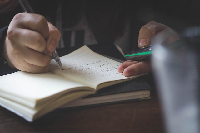 Quaderno e penna sul banco, simbolo di supporto scolastico e adolescenziale